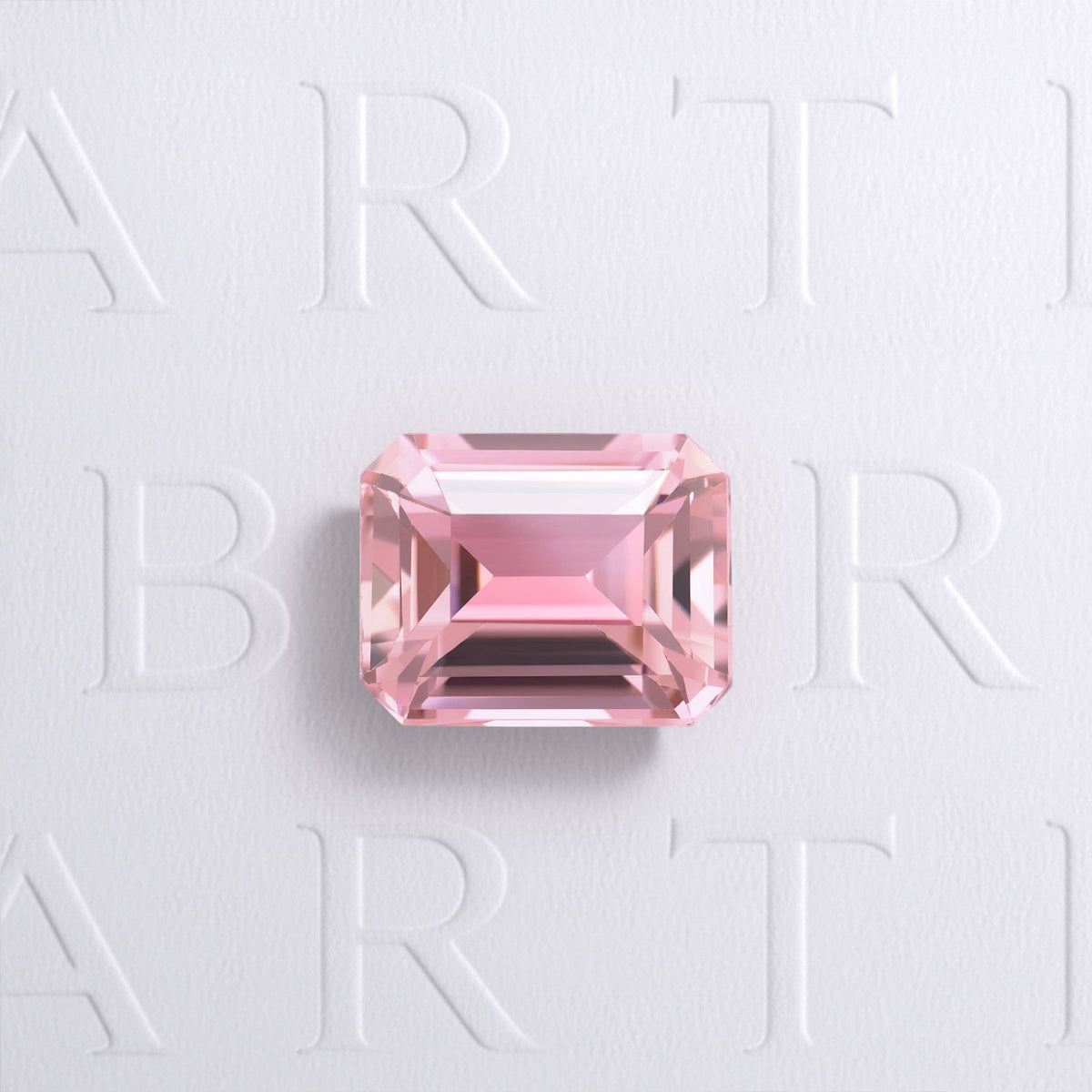 Tourmaline rose naturelle de 1.05 carat, origine République Démocratique du Congo, taille rectangle à pans coupés facettée, couleur rose prononcé, sans inclusion visible à l’œil nu.