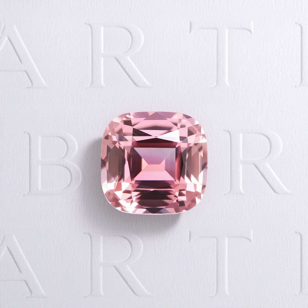 Tourmaline rose coussin rectangle facettée 2,17ct, rose orangé soutenu, très légèrement incluse, provenance Congo