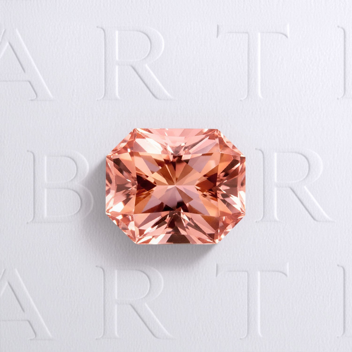 Tourmaline rectangle facettée 3,34ct, rose-orangé soutenu, pureté sans inclusion à la loupe, Congo