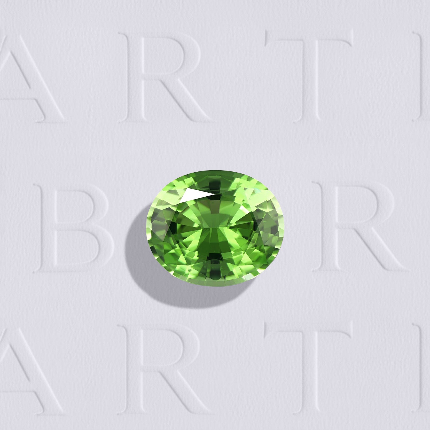 Tourmaline verte naturelle ovale facettée de 1.02 carat, de couleur vert soutenu et sans inclusion visible à l'œil nu.