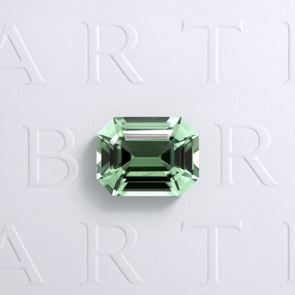 Tourmaline verte naturelle rectangle à pans coupés facettée de 1.09 carat, de couleur vert soutenu et sans inclusion visible à l'œil nu. Aucun traitement