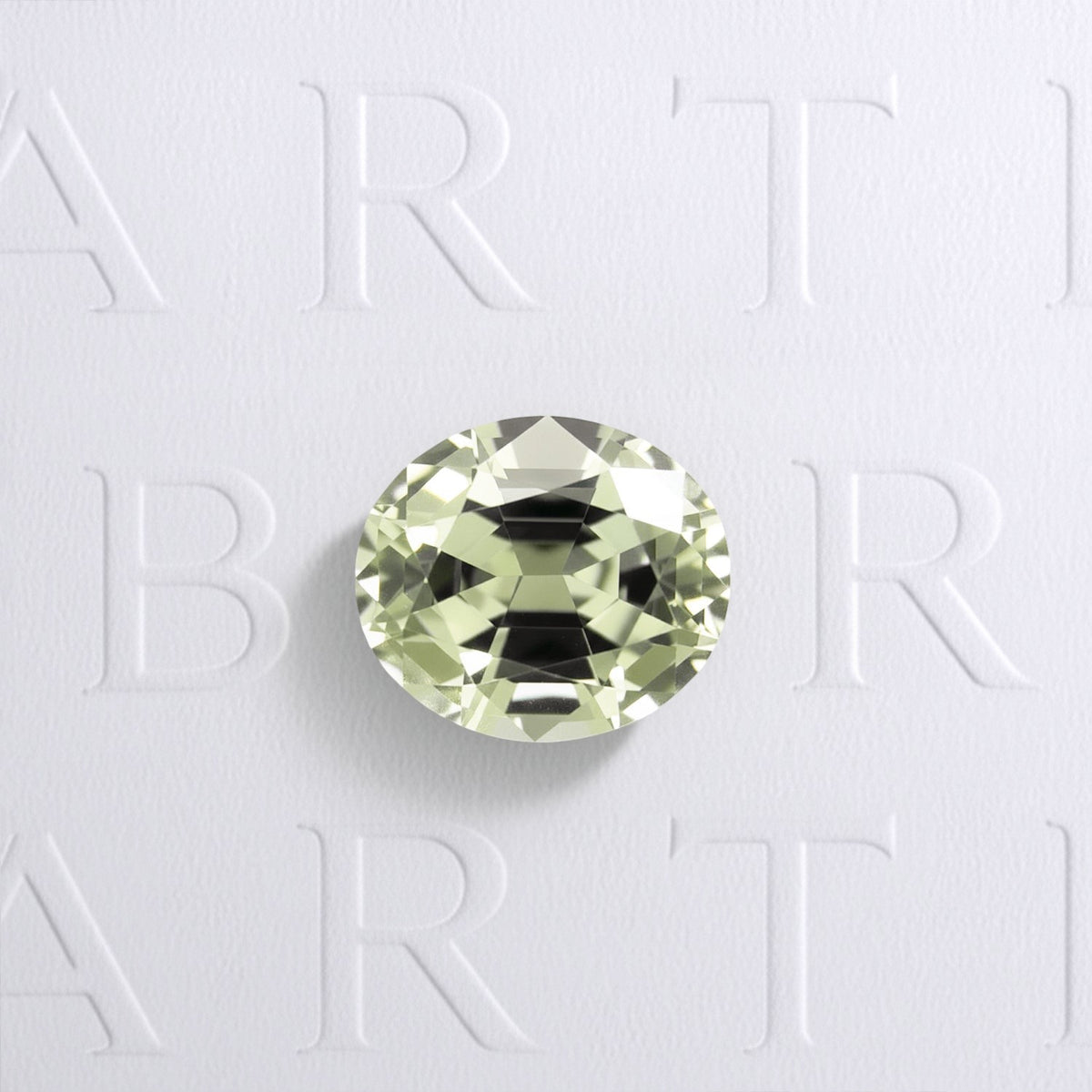 Tourmaline verte naturelle de 2.30 carats, origine République Démocratique du Congo, taille ovale facettée, couleur vert-jaune léger, aucun traitement, sans inclusion visible à l’œil nu.