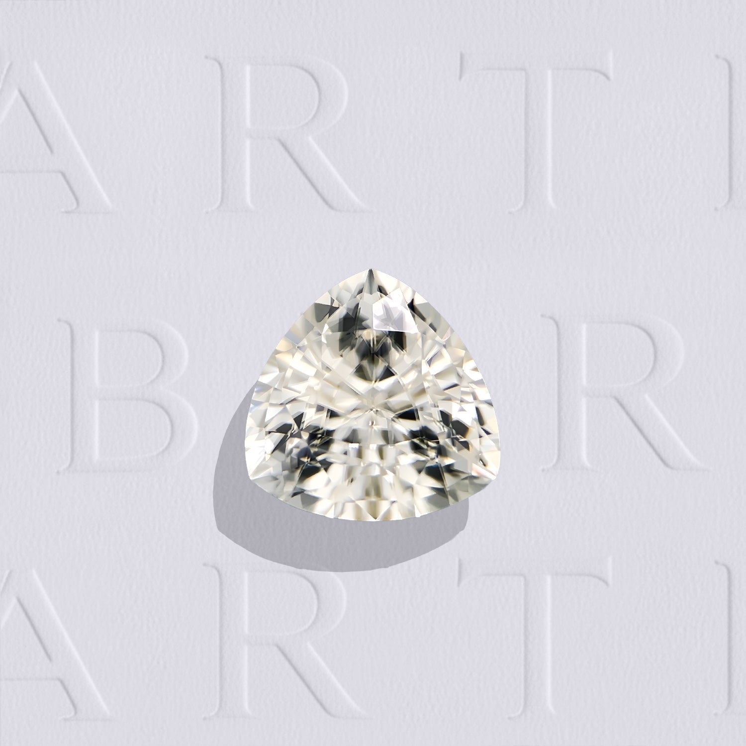 Zircon blanc naturel trillion facetté de 2.29 carats, originaire du Sri Lanka, incolore, sans inclusion visible à l'œil nu et chauffé.