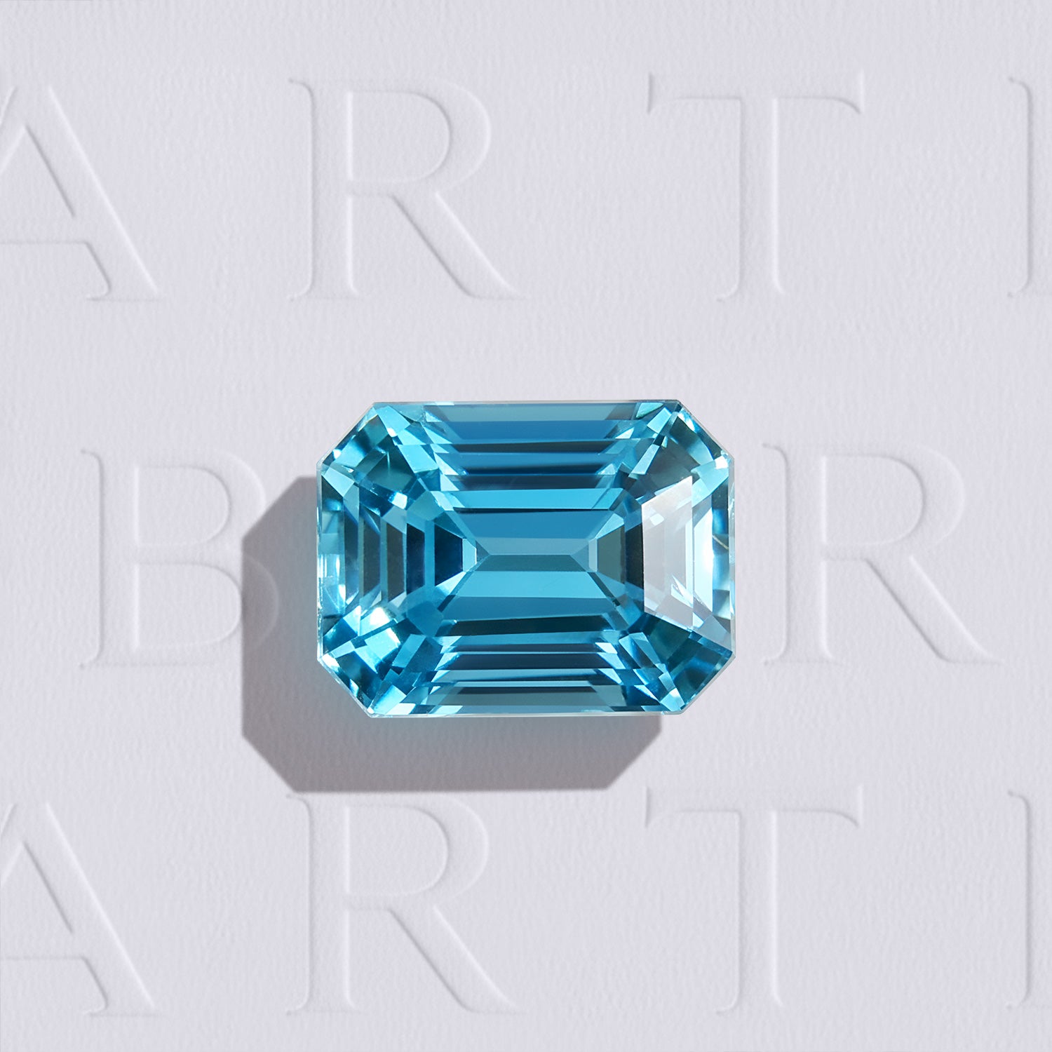 Zircon bleu cyan naturel de 2.29 carats facetté en rectangle à pans coupés, originaire du Cambodge.