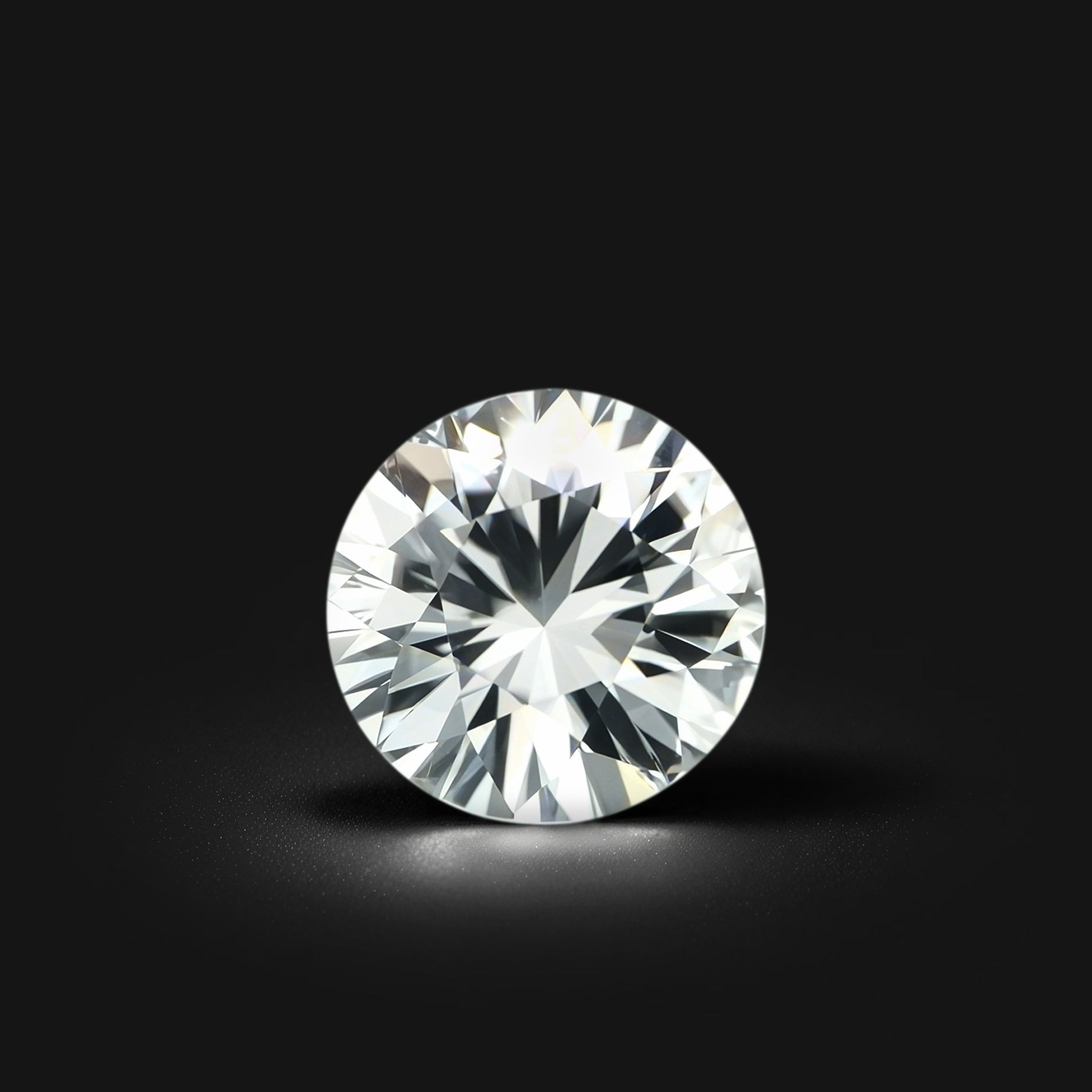 Zircon incolore rond facetté 1,78 carat, transparence élevée, Tanzanie