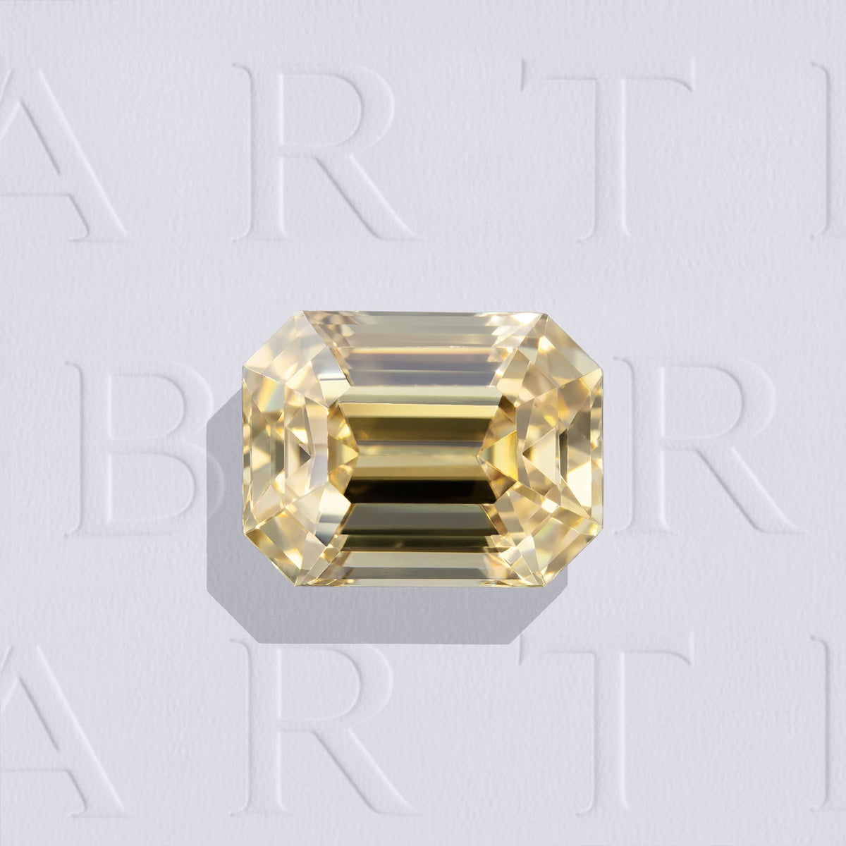 Zircon jaune-brun rectangle à pans coupés facetté 3,53ct, teinte prononcée, aucun traitement, pureté très légèrement incluse, origine Sri Lanka