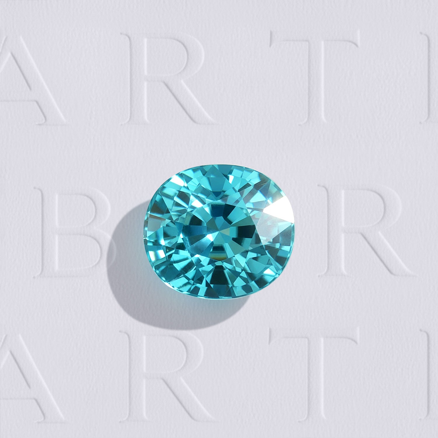 Zircon bleu naturel ovale de 2.68 carats, facetté, cyan bleuté soutenu, sans inclusion visible à la loupe 10x.