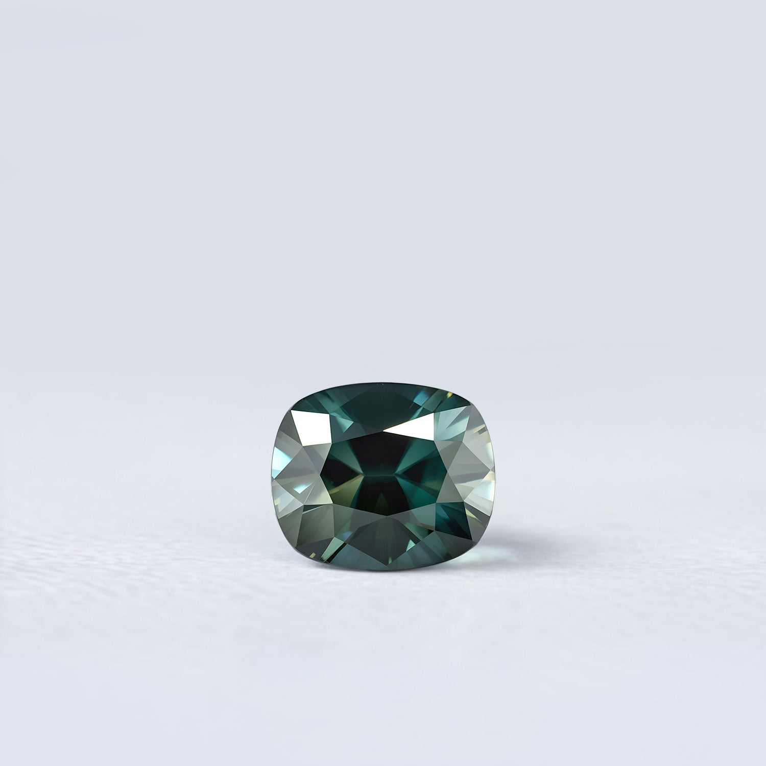 Zircon naturel coussin rectangle de 2.03 carats facetté, couleur vert-bleuté sombre, gemme rare, origine Cambodge