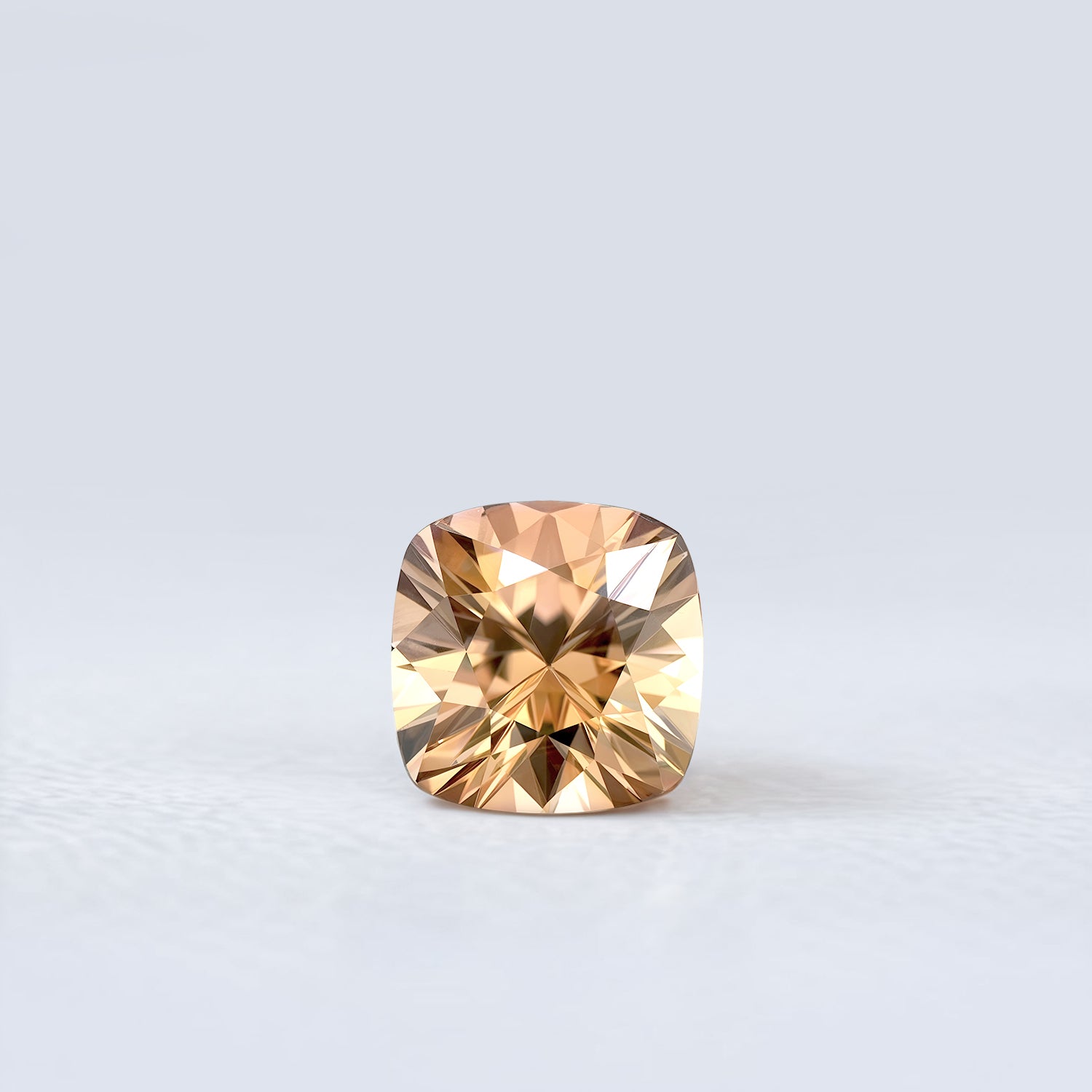 Zircon coussin carré facetté 3,03ct, couleur brun-orangé soutenue, pureté sans inclusion à l’œil nu, Tanzanie