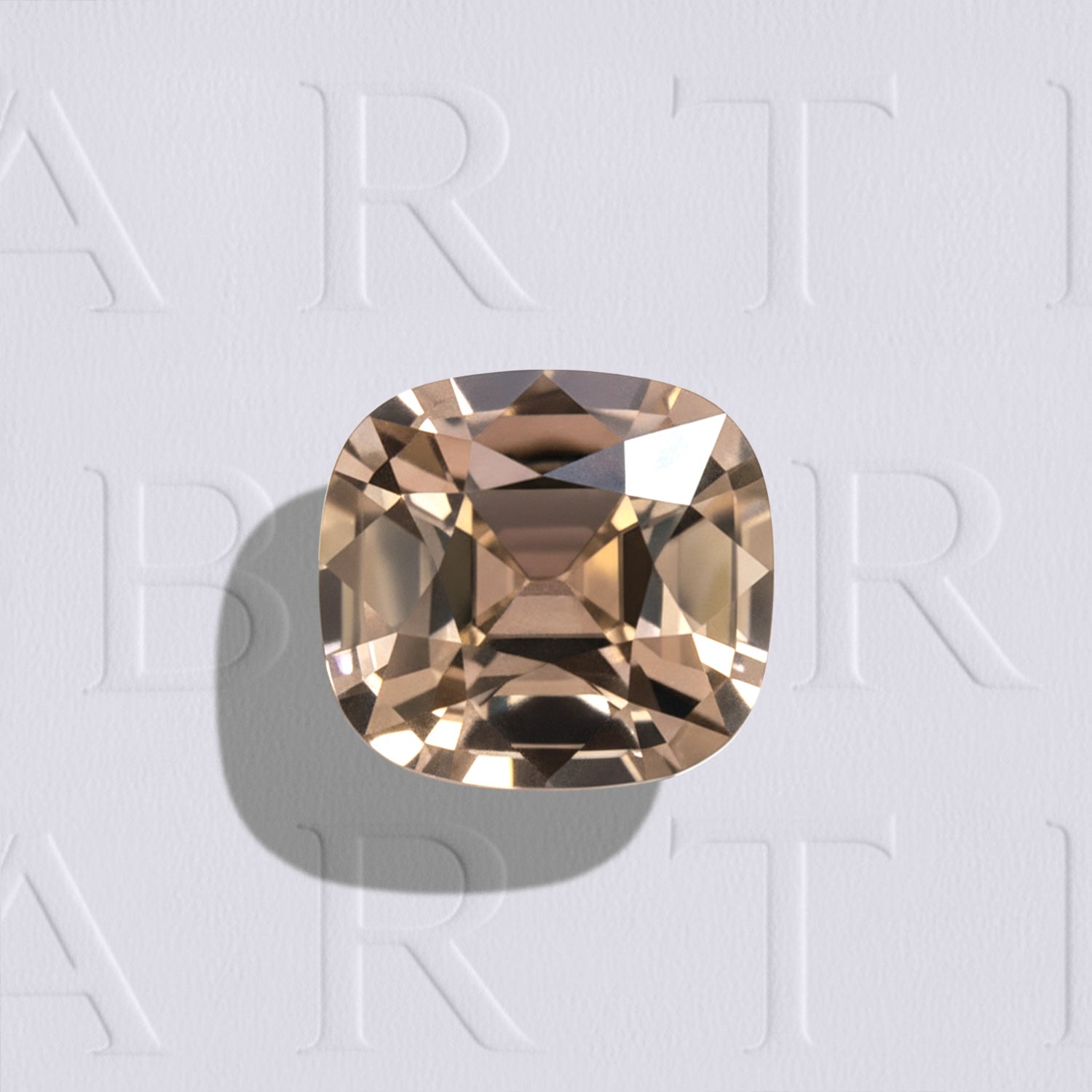 Zircon coussin rectangle facetté 5,74ct, brun soutenu, pureté sans inclusion à l’œil nu, provenance Tanzanie