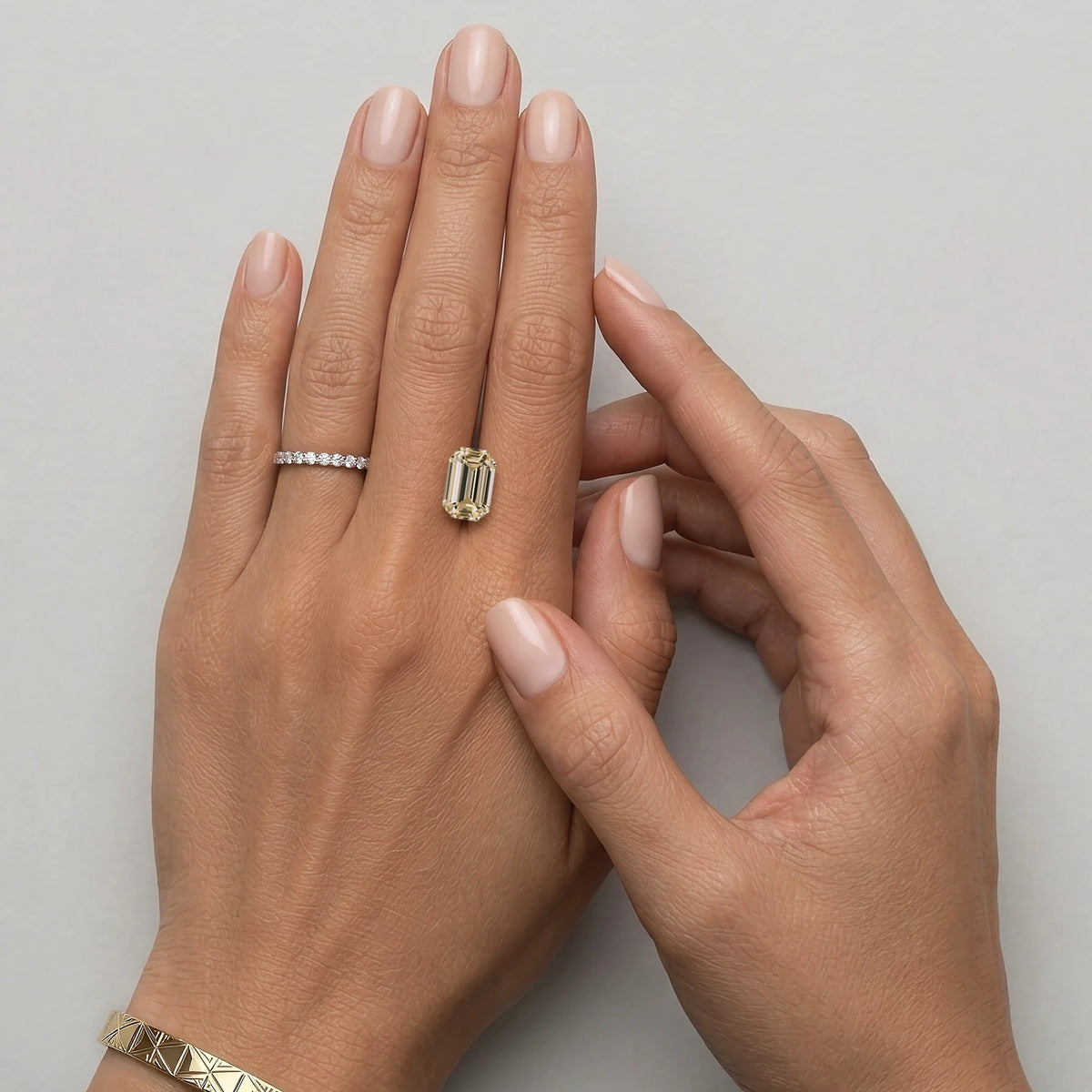 Zircon jaune non serti de 4,29 carats mesurant 10,6 sur 7,1 mm, présenté sur une main à taille réelle