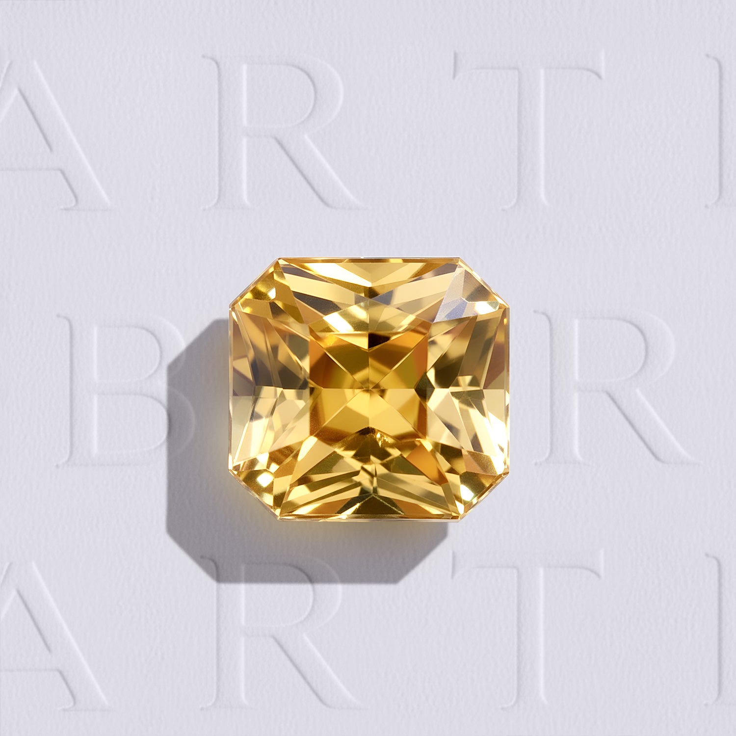 Zircon jaune brun naturel facetté de 4.96 carats, taille rectangle à pans coupés, originaire de Madagascar