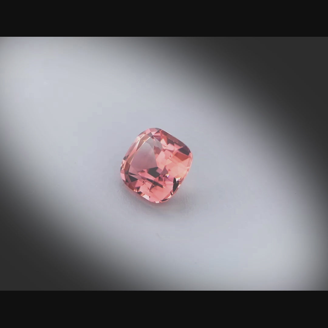 Vidéo d’une tourmaline rose coussin rectangle facettée 2,17ct, couleur rose-orangé soutenu, non traitée, provenance Congo