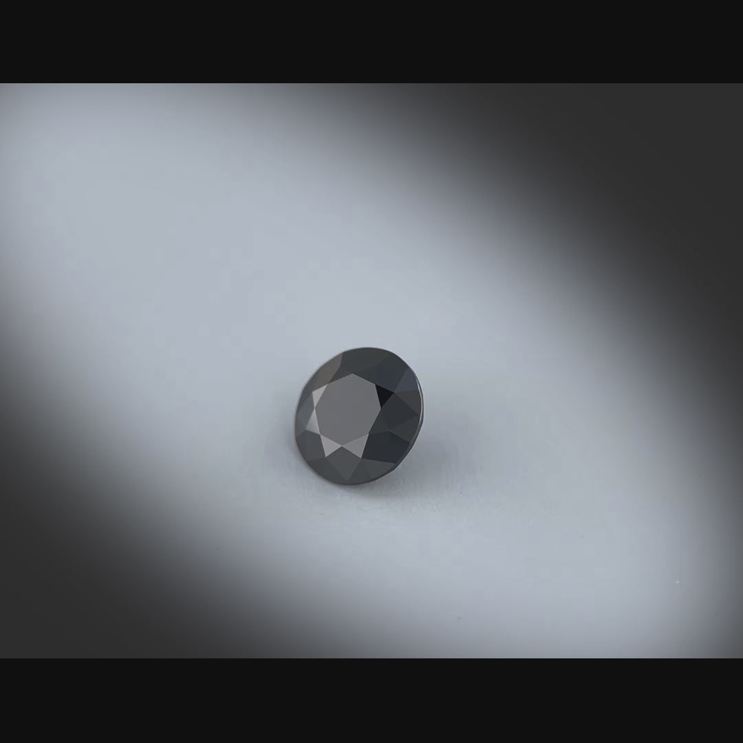 Vidéo d’un spinelle noir rond facetté 1,32ct, aspect noir totalement opaque, Thaïlande