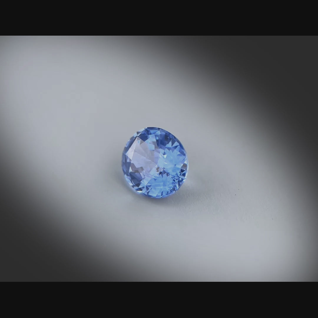 Vidéo d’un saphir bleu ovale facetté 2,57ct, couleur bleu prononcé, traité par chauffage, origine Sri Lanka