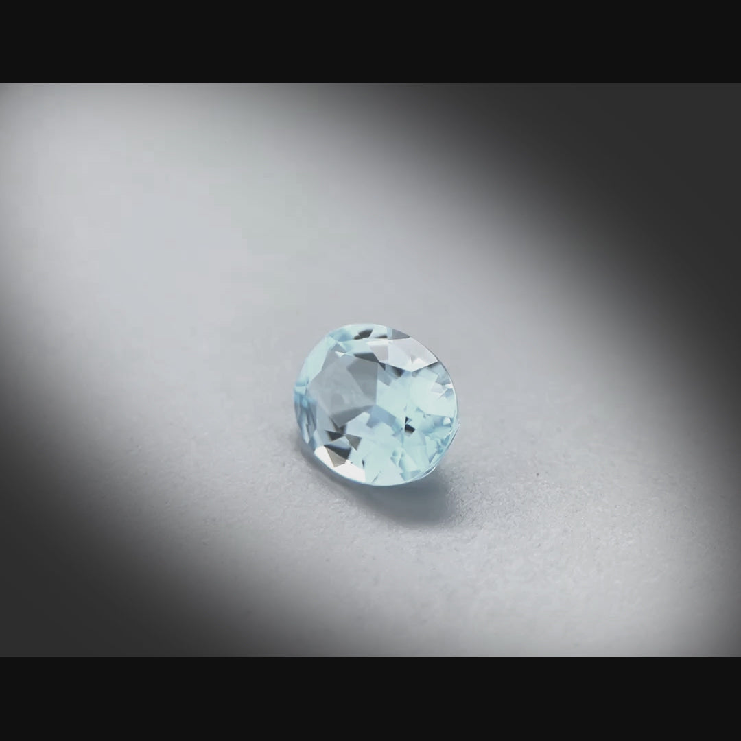 Vidéo d’une topaze bleue ovale facettée 2,48ct, teinte cyan-bleuté très légère, excellente pureté, origine Brésil
