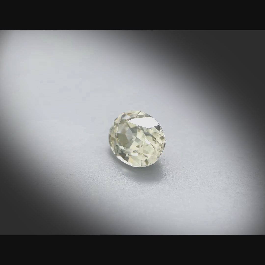 Vidéo d’un zircon vert ovale facetté 3,48ct, teinte vert-jaune très légère, pureté remarquable, Sri Lanka