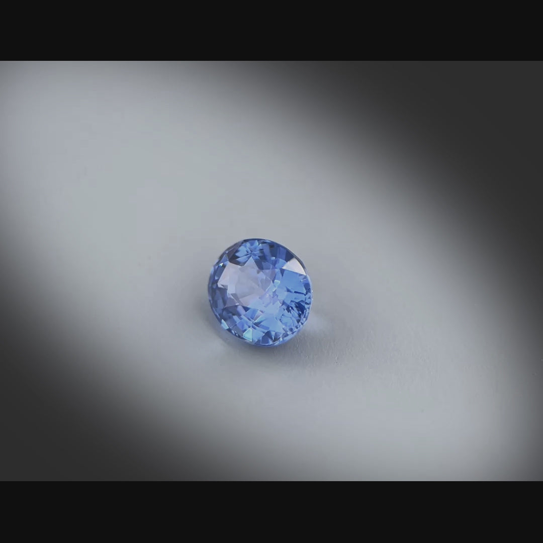 Vidéo d’un saphir bleu ovale facetté 1,75ct, couleur bleu prononcé, traitement chauffé, originaire du Sri Lanka
