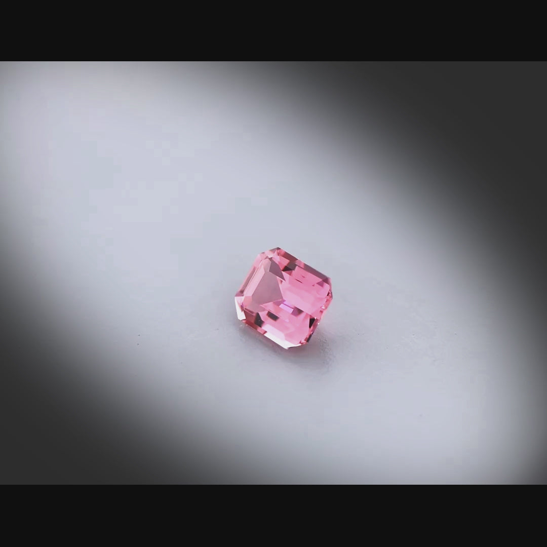 Vidéo d’une tourmaline rose naturelle 1,05ct rectangle à pans coupés, facettée, couleur rose-violet, République Démocratique du Congo