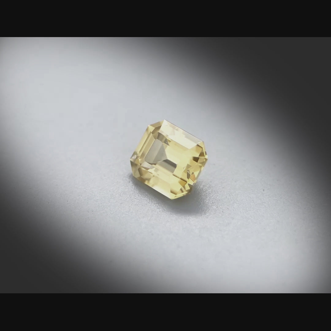 Vidéo d’un zircon jaune facetté 1,98ct, teinte jaune légère, pureté élevée, origine Sri Lanka