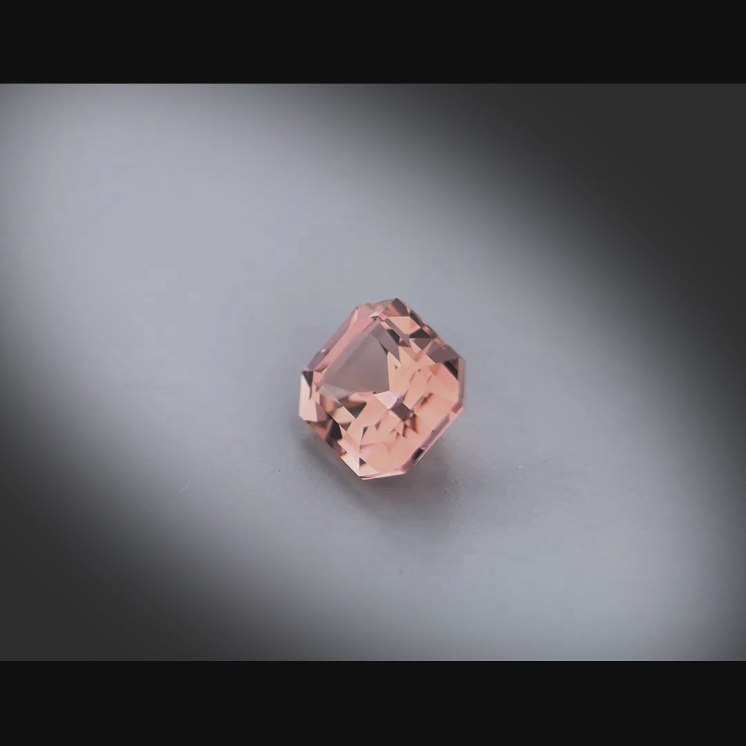 Vidéo d’une tourmaline naturelle rectangle à pans coupés de 2.00 ct, originaire du Congo, de couleur rose-brun prononcée, tournant à 360 degrés sur un fond gris clair