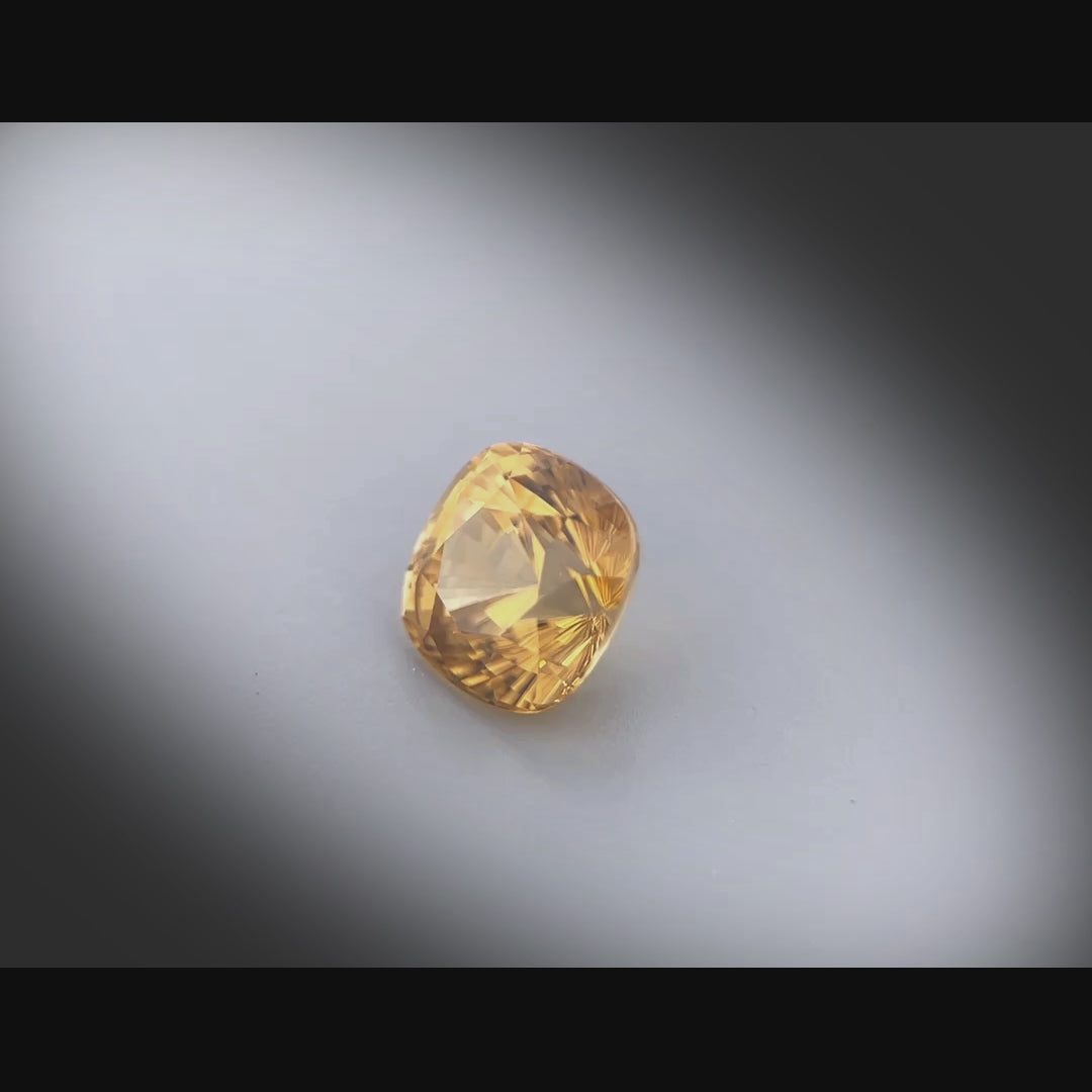 Vidéo d’un zircon jaune coussin carré facetté 4,17ct, teinte jaune-brun soutenue, pureté sans inclusion, origine Tanzanie