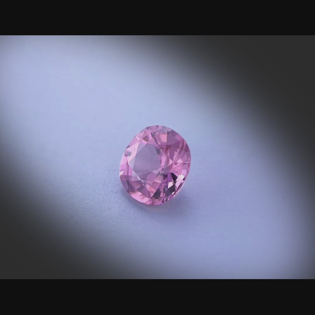 Vidéo d’un spinelle rose coussin carré facetté 1,67ct, teinte rose-violet prononcé, pureté sans inclusion, gemme rare, origine Vietnam