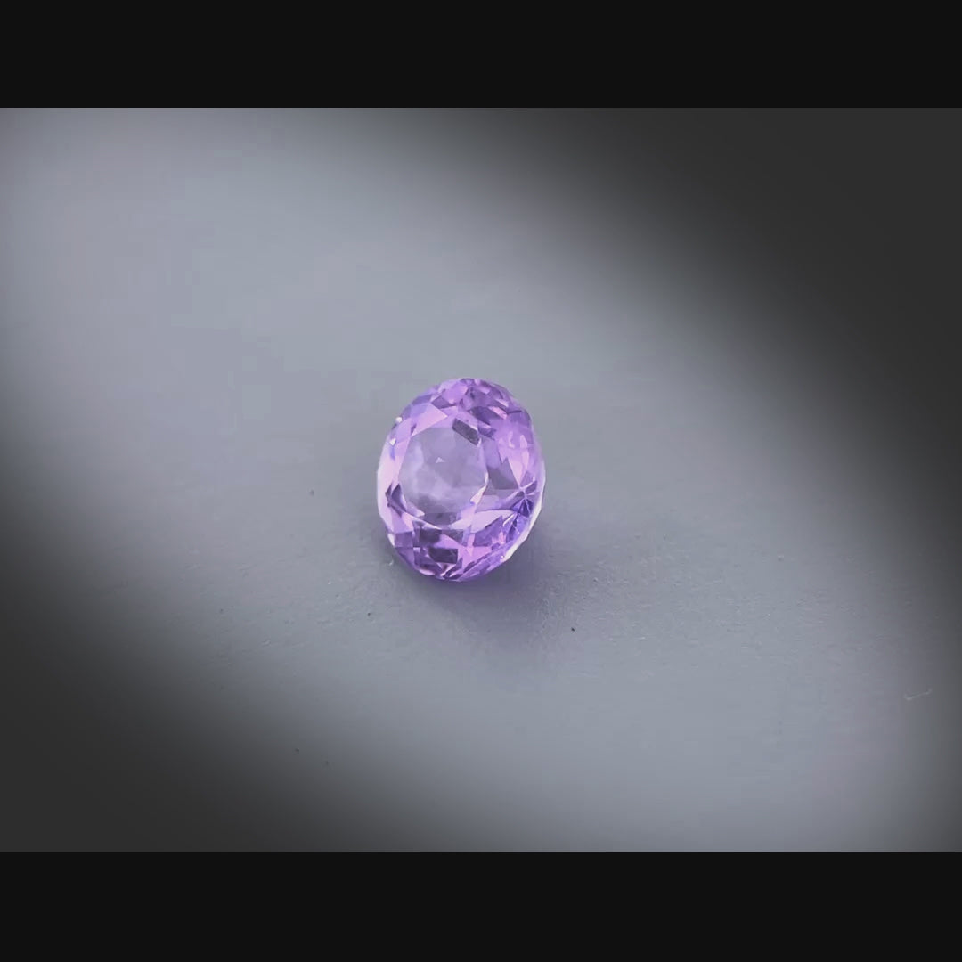 Vidéo d’un saphir violet rond facetté 0,84ct, teinte prononcée, grande transparence, Sri Lanka