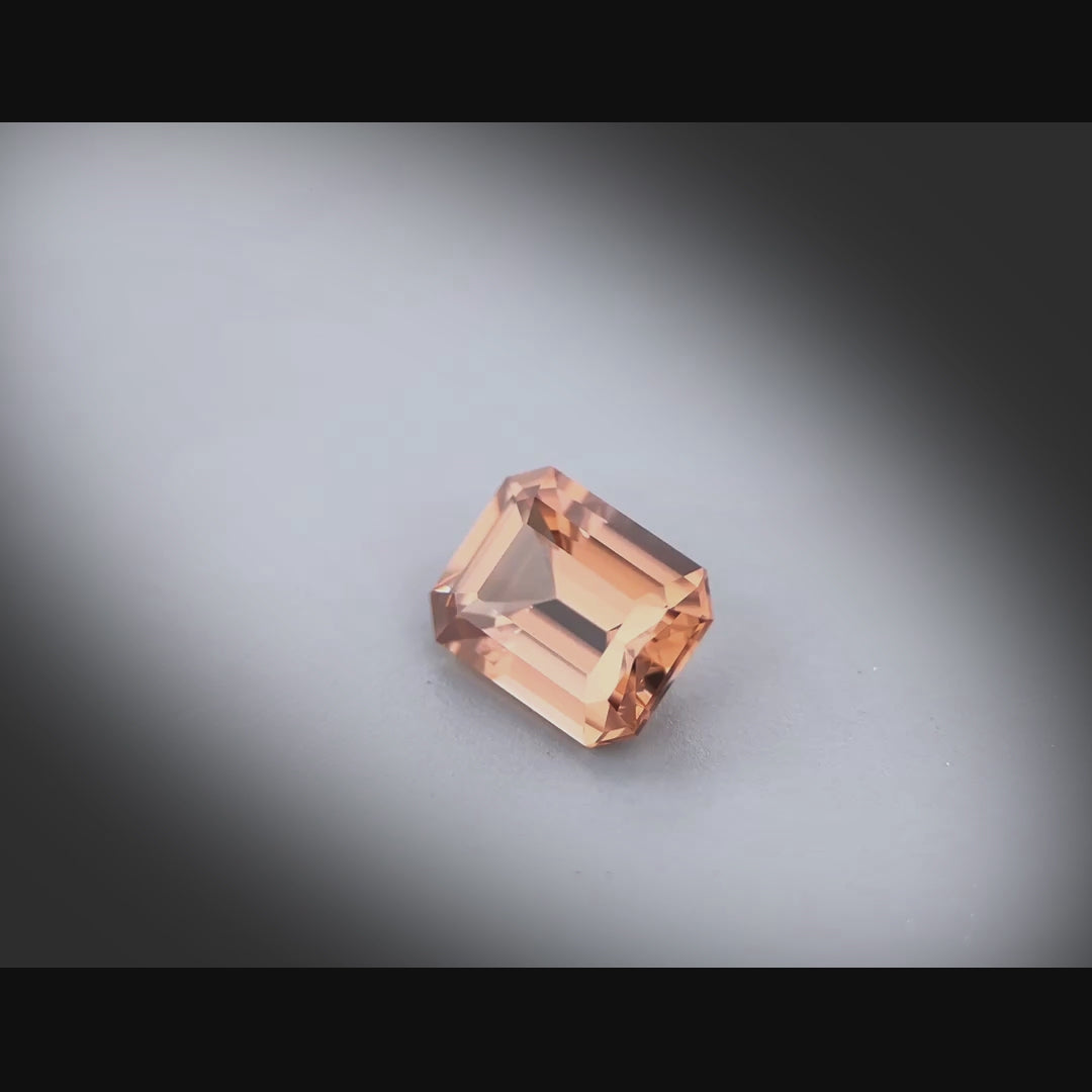 Vidéo d’un zircon rectangle facetté 2,52ct, teinte brun-orangé prononcée, très bonne qualité, origine Tanzanie