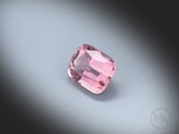 Vidéo d’une tourmaline rose naturelle coussin rectangle facettée de 3.22 ct, originaire de la République démocratique du Congo, de couleur rose prononcé, tournant sur un fond gris clair.