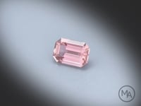 Vidéo d’une tourmaline rose naturelle rectangle à pans coupés facettée de 2.05 ct, originaire de la République démocratique du Congo, de couleur rose léger, tournant à 360 degrés sur un fond gris clair.
