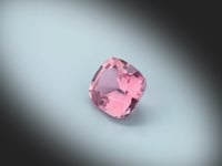 Vidéo d’une tourmaline rose naturelle coussin rectangle facettée de 2.95 ct, originaire de la République démocratique du Congo, de couleur rose soutenu, pierre qui tourne sur un fond gris clair.
