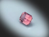 Vidéo d’une tourmaline rose naturelle rectangle à pans coupés facettée de 4.15 ct, originaire de la République démocratique du Congo, de couleur rose soutenu, gemme en rotation sur un fond gris clair.