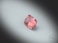 Vidéo d’une tourmaline rose naturelle coussin rectangle facettée de 2.16 ct, originaire de la République démocratique du Congo, de couleur rose soutenu, tournant à 360 degrés sur un fond gris clair.