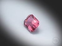 Vidéo d’une tourmaline rose naturelle rectangle à pans coupés facettée de 2.40 ct, originaire du Congo, de couleur rose soutenu, rotation sur un fond gris clair.