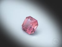 Vidéo d’une tourmaline rose naturelle carré à pans coupés facettée de 5.55 ct, originaire de la République démocratique du Congo, de couleur rose soutenu, rotation sur un fond gris clair.