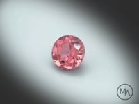 Vidéo d’une tourmaline rose naturelle ronde facettée de 3.07 ct, provenant de la République démocratique du Congo, de couleur rose prononcé, tournant sur un fond gris clair.