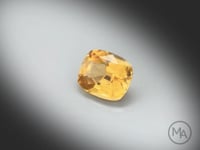 Vidéo d’une tourmaline naturelle coussin rectangle facettée de 2.20 ct, originaire de Tanzanie, de couleur jaune-orangé prononcé, tournant sur un fond gris clair.