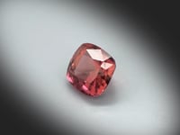 Vidéo d’une tourmaline bicolore naturelle non traitée, coussin carré facetté de 3.37 ct, originaire du Congo, de couleurs soutenues, gemme tournant sur un fond gris clair.