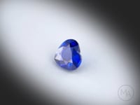 Vidéo d’un saphir bleu naturel cœur facetté de 1.16 ct, originaire du Sri Lanka, de couleur bleu profond, révélant ses éclats sous différents angles.