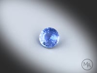 Vidéo d’un saphir bleu naturel rond facetté de 0.96 ct, originaire du Sri Lanka, de couleur bleu prononcé, rotation lente sur un fond gris clair.
