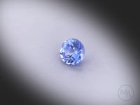 Vidéo d’un saphir bleu naturel rond facetté de 0.59 ct, originaire du Sri Lanka, de couleur bleu prononcé, rotation sur un fond gris clair.