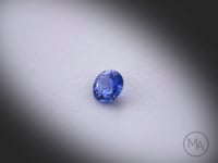 Vidéo d’un saphir bleu rond facetté de 0.20ct, petite dimension de 3.5mm, originaire du Sri Lanka, de couleur bleu soutenu, rotation sur un fond gris clair.