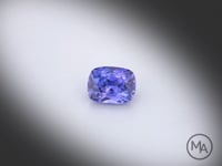 Vidéo d’un saphir violet non traité coussin rectangle facetté de 1.09 ct, originaire du Sri Lanka, dont la couleur violet-bleuté évolue légèrement selon la source lumière.