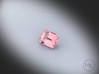 Vidéo d’une tourmaline rose naturelle de 1.05 ct, provenance République Démocratique du Congo, taille rectangle à pans coupés facettée, révélant une couleur rose prononcé et une belle brillance.