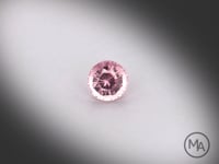 Vidéo d’une tourmaline rose naturelle non traitée de 1.24 ct, provenance République Démocratique du Congo, taille ronde facettée, révélant une couleur rose prononcé et une belle brillance en rotation.