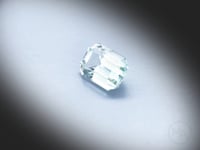 Vidéo d’une tourmaline verte naturelle rectangle à pans coupés facettée de 2.38 ct, originaire de la République démocratique du Congo, de couleur vert-bleuté très léger, rotation degrés sur un fond gris clair.