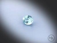 Vidéo d’une tourmaline verte naturelle de 1.28 ct, provenance République Démocratique du Congo, taille ovale facettée, révélant une teinte vert-bleuté prononcé et une belle brillance.
