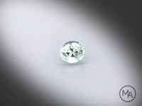 Vidéo d’une tourmaline verte naturelle de 1.09 ct, provenance République Démocratique du Congo, taille ovale facettée, montrant une teinte vert-jaune léger et une belle luminosité.