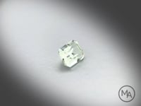 Vidéo d’une tourmaline verte naturelle rectangle à pans coupés facettée de 1.18 ct, originaire du Congo, de couleur vert-jaune très léger, tournant sur un fond gris clair.